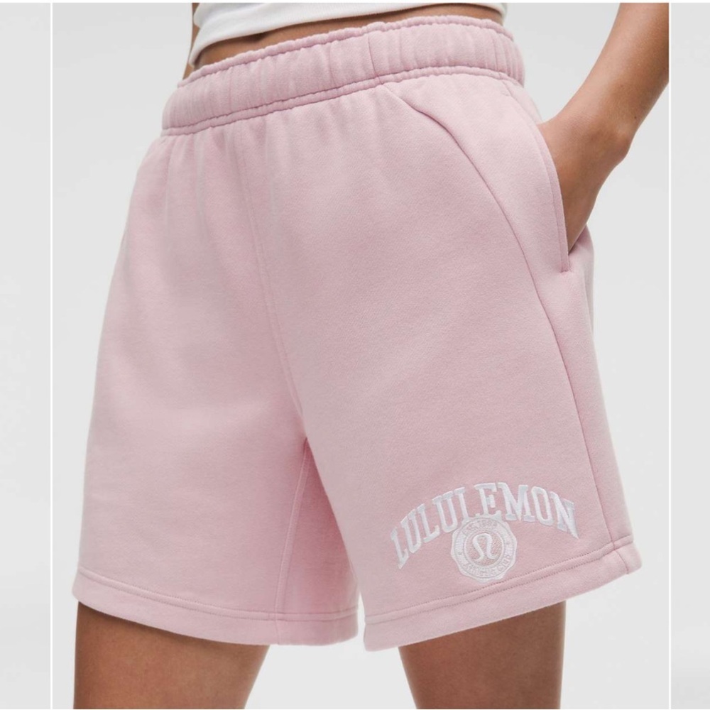 Lululemon Scuba Mid-Rise Oversized Short 7" *Graphic Size XS